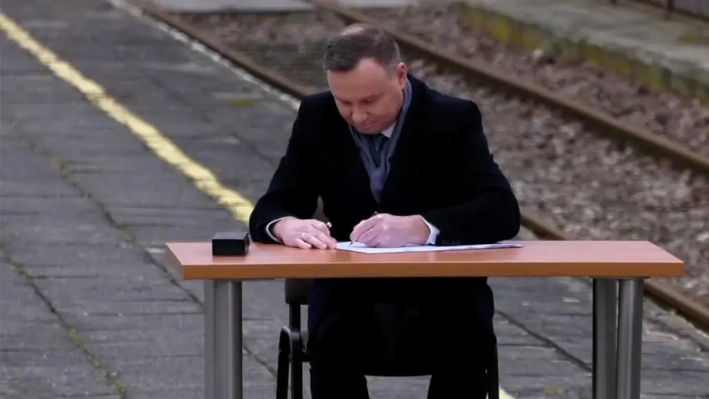 Andrzej Duda podpisał ustawę na peronie w Końskich