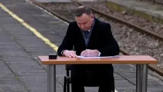 Andrzej Duda podpisał ustawę na peronie w Końskich