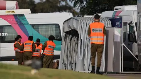 Izraelscy żołnierze i personel szpitalny przygotowują karetki i sprzęt do przyjęcia zakładników uwolnionych przez Hamas w szpitalu Shiba w Ramat Gan, w pobliżu Tel Awiwu (13 października 2025 roku)