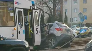 Auto wjechało pod tramwaj