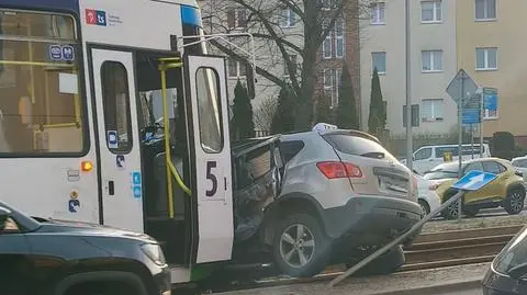 Auto wjechało pod tramwaj