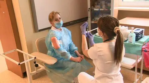 Fizjoterapeuci, farmaceuci i diagności laboratoryjni uczą się, jak szczepić przeciwko COVID-19
