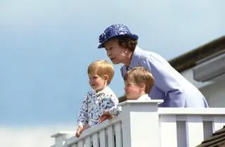 Królowa Elżbieta II z wnukami. Księciem Harrym i księciem Williamem