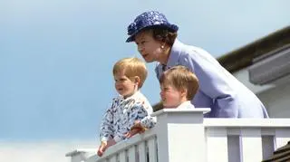 Królowa Elżbieta II z wnukami - księciem Harrym i księciem Williamem