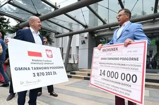 Wójt wręczył posłowi Prawa i Sprawiedliwości rachunek dla Rządu RP na 14 milionów