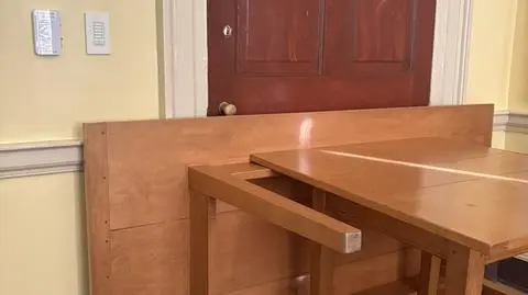 Zabarykadowane drzwi do jednej z sal w bibliotece