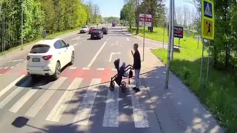 Mężczyzna zostawił na chwilę wózek, żeby mieć pewność, czy w końcu ktoś się zatrzyma
