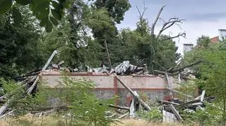 Zniszczony zabytkowy dom na Karłowicach - zdjęcie z lipca 2025 r.