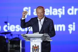 Premier Donald Tusk podczas wystąpienia w czasie koncertu z okazji Dnia Niepodległości Republiki Mołdawii