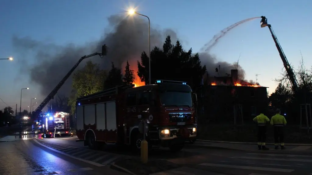 Ogień gasiło ponad 60 strażaków 