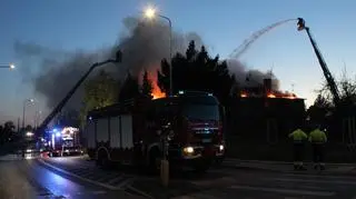 Ogień gasiło ponad 60 strażaków 