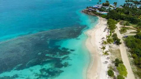 Antigua i Barbuda shutterstock_2324217821