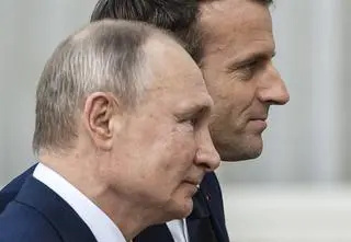 Putin "gotowy do dialogu" z Macronem. Pod warunkiem