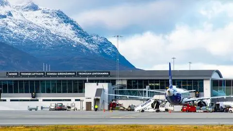 Nad lotniskiem w Tromso w Norwegii w piątek pojawiły się drony, zakłócając ruch lotniczy