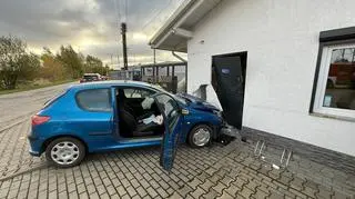 Samochód wjechał w budynek