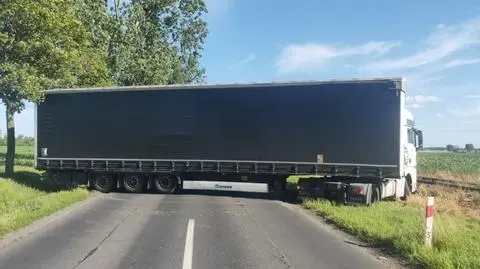 Kierowca ciężarówki przez nieudolny manewr wstrzymał ruch