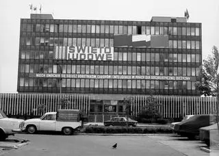 Syrena R-20 z reklamą sprzętu gospodarstwa domowego na plandece