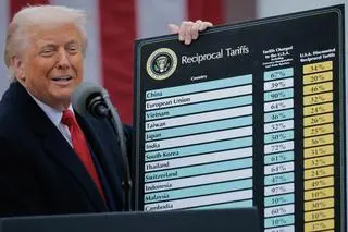 Donald Trump z tablicą ceł