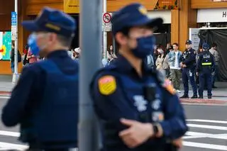 Tajpej. Policjanci pilnują zatłoczonego centrum handlowego w pobliżu miejsca ataku nożownika. Zdjęcie z 20 grudnia