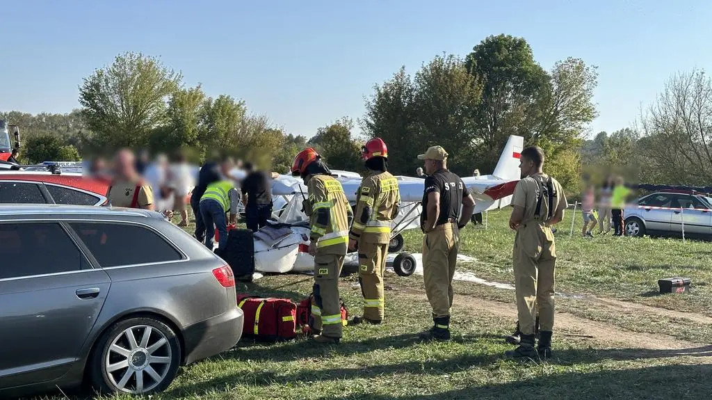 Awionetka spadła na samochody
