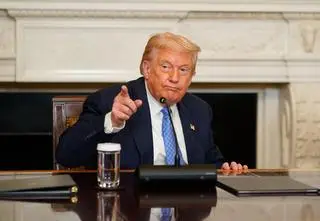 Politico o przebiegu rozmowy z przywódcami. Trump miał postawić warunek