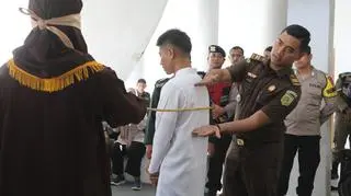 Jeden z mężczyzn ukaranych chłostą w mieście Banda Aceh (27.02.2025)