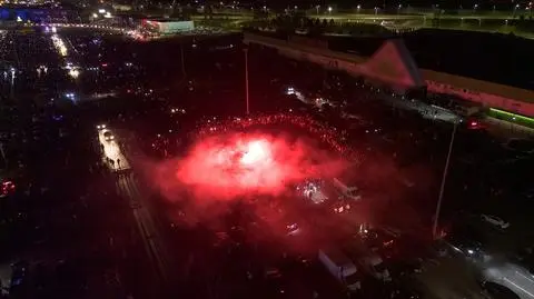 Ryk silników, drifty i race na parkingu. Tysiąc samochodów na nielegalnym nocnym zlocie