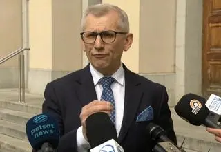 Zaatakowali senatora. Wulgaryzmy i uderzenie kulą ortopedyczną w megafon