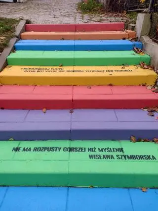 Tak kolorowe schody w Podgórzu wyglądały niedługo po odmalowaniu