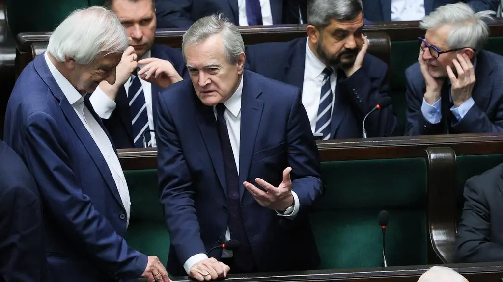 Od lewej posłowie PiS Ryszard Czarnecki i Piotr Gliński