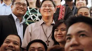 Luis Antonio Tagle jako arcybiskup Manili, otoczony przez uczestników forum przywódców w Quezon City