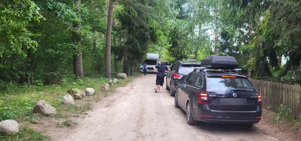 Łańcuch w poprzek drogi. Bo trasa od lat wiedzie przez prywatną działkę