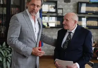 Wzruszający gest prezydenta. Wręczył najstarszemu maturzyście świadectwo dojrzałości