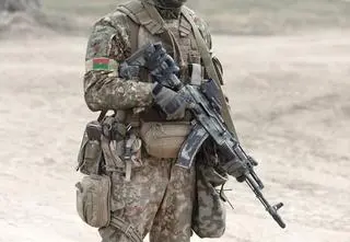 Porywają niewygodnych dziennikarzy, wcielają do wojska i wysyłają na front