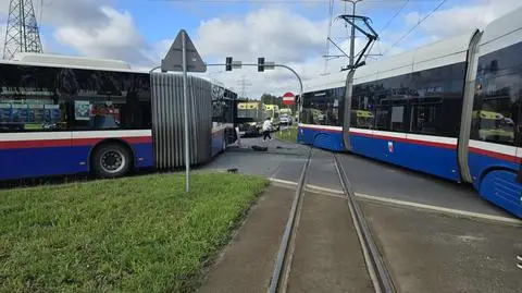 Bydgoszcz. Zderzenie tramwaju i autobusu. Są ranni
