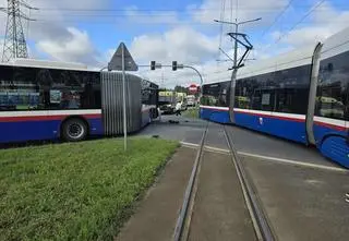 Zderzenie tramwaju i autobusu. Są ranni