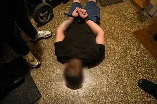12 osób usłyszało zarzuty, a jedna trafiła do aresztu