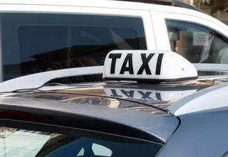 Zadał taksówkarce kilka ciosów nożem i z nią odjechał. Zarzuty dla męża kobiety