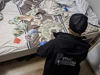 W trakcie przeszukania znaleziono gotówkę
