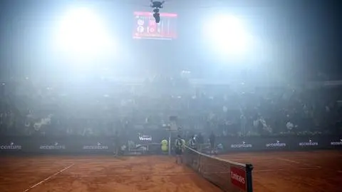 Kort spowity gęstym dymem. Mecz przerwano 