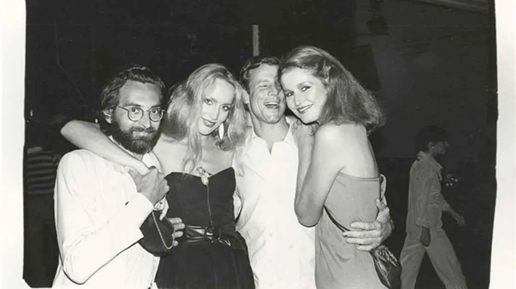 Jerry Hall, Peter Beard i przyjaciele, 1977