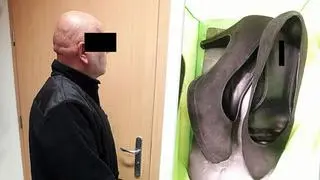 Policjanci zatrzymali 45-latka. Miał w reklamówce damskie buty na obcasie 