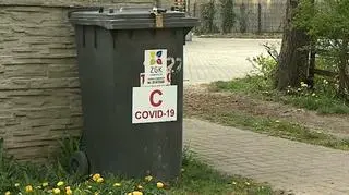 Kosze osób z koronawirusem oznaczone napisem "COVID-19"