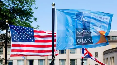 Flagi USA i NATO przed szczytem NATO w Hadze