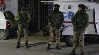 Indyjskie jednostki paramilitarne w pobliżu komisariatu policji w Srinagarze, gdzie doszło do wybuchu