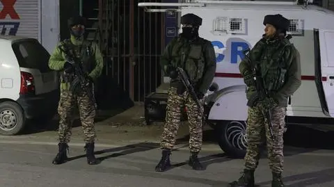 Indyjskie jednostki paramilitarne w pobliżu komisariatu policji w Srinagarze