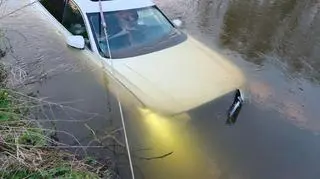 Samochód wpadł do Warty