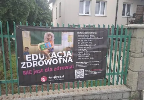 Baner fundacji Kai Godek o "normalizacji zboczeń" zawisł przy szkole. Na ogrodzeniu plebanii