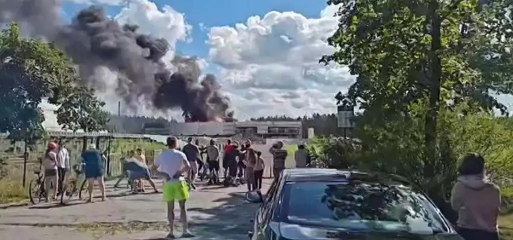 Płonął dach na budowie basenu