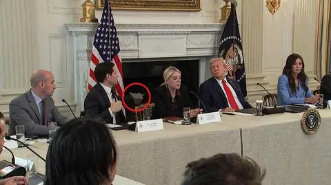 Marco Rubio przekazuje Donaldowi Trumpowi notatkę 